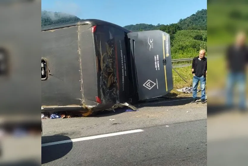 Acidente com ônibus de dupla sertaneja deixa 6 mortos