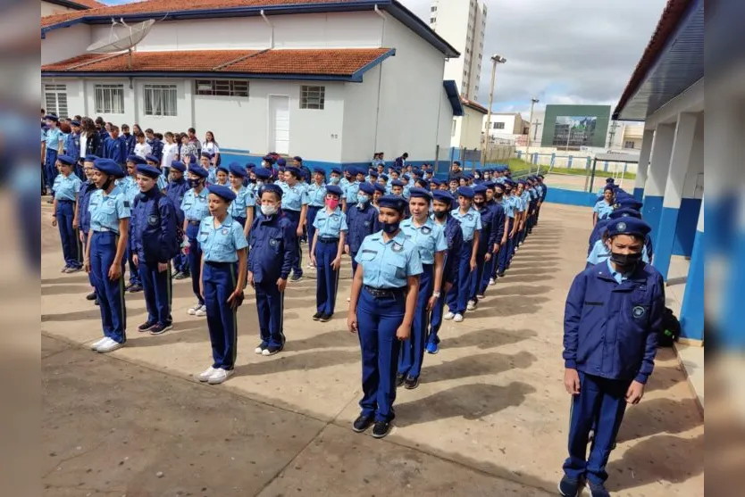 Alunos do colégio Marquês recebem uniforme cívico-militar