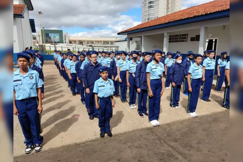 Alunos do colégio Marquês recebem uniforme cívico-militar