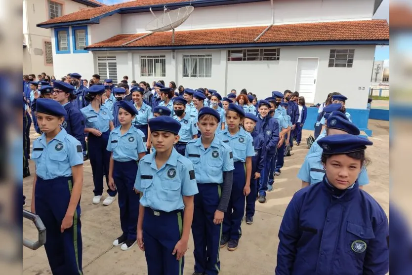 Alunos do colégio Marquês recebem uniforme cívico-militar