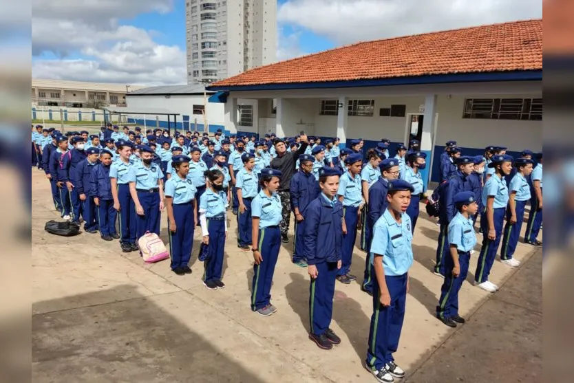 Alunos do colégio Marquês recebem uniforme cívico-militar