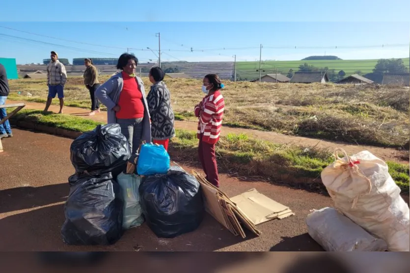 Apucarana inicia a troca de recicláveis por hortifruti; veja