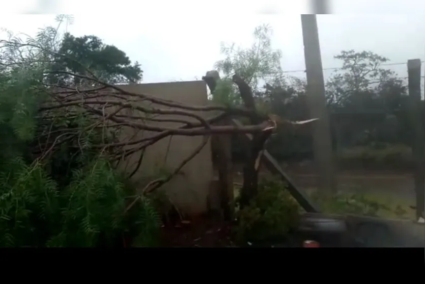 Associação do Pirapó fica destruída após temporal