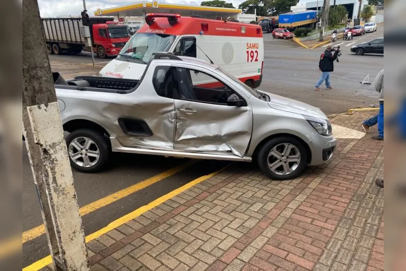 Câmera flagra batida entre carros na Avenida Minas Gerais