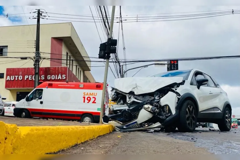 Câmera flagra batida entre carros na Avenida Minas Gerais