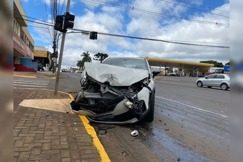 Câmera flagra batida entre carros na Avenida Minas Gerais