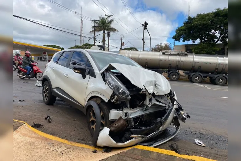 Câmera flagra batida entre carros na Avenida Minas Gerais