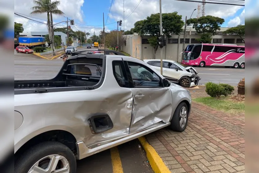 Câmera flagra batida entre carros na Avenida Minas Gerais