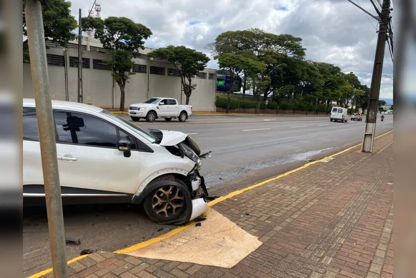 Câmera flagra batida entre carros na Avenida Minas Gerais