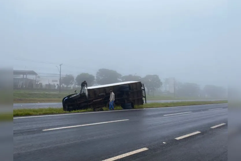 Caminhão de Cambira tomba na BR-369 em Apucarana; veja