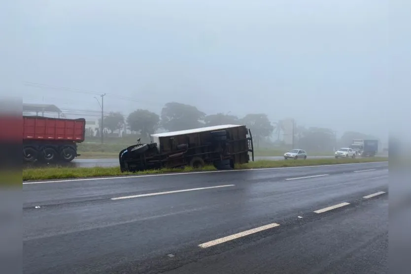 Caminhão de Cambira tomba na BR-369 em Apucarana; veja