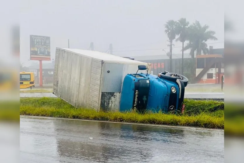 Caminhão de Cambira tomba na BR-369 em Apucarana; veja