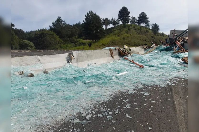 Carga de vidro de caminhão cai na pista na Serra do Cadeado