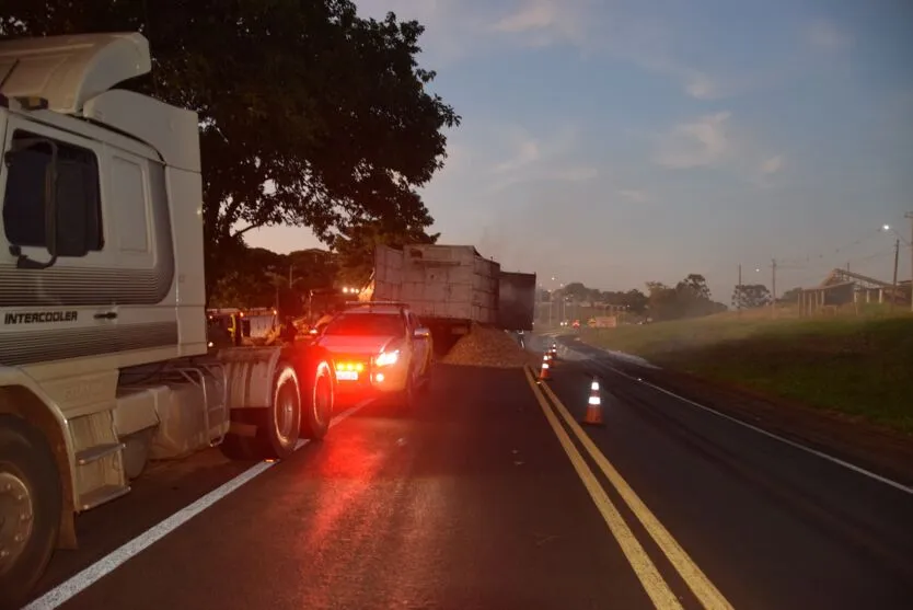 Carreta carregada de serragem pega fogo em Jardim Alegre