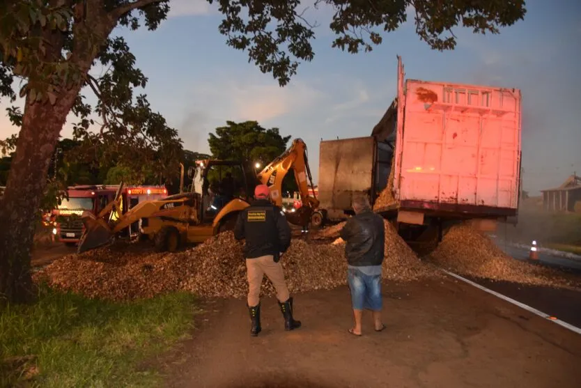 Carreta carregada de serragem pega fogo em Jardim Alegre