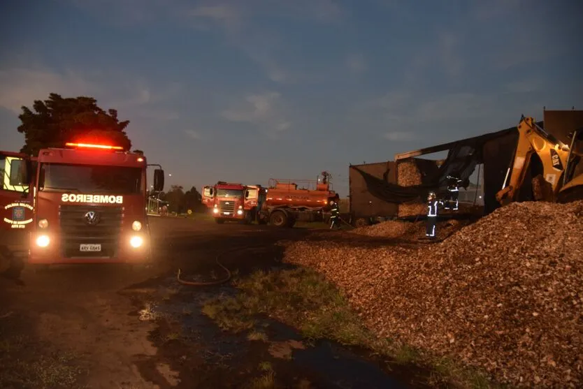 Carreta carregada de serragem pega fogo em Jardim Alegre