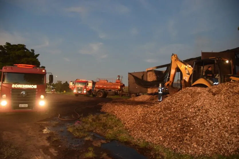 Carreta carregada de serragem pega fogo em Jardim Alegre