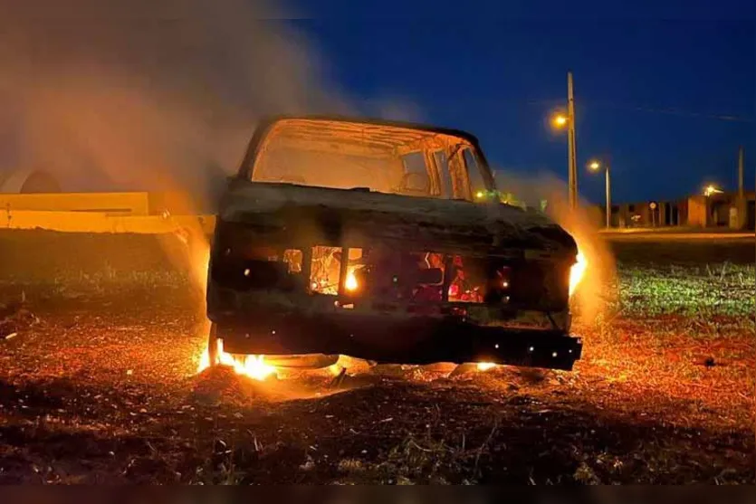 Carro da Prefeitura de Ariranha  fica destruído em incêndio