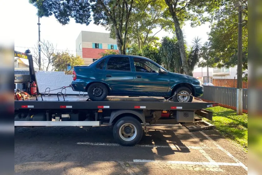 Carro furtado é encontrado sem peças em Apucarana