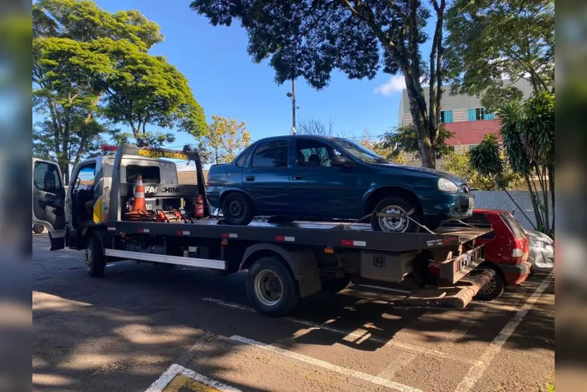 Carro furtado é encontrado sem peças em Apucarana