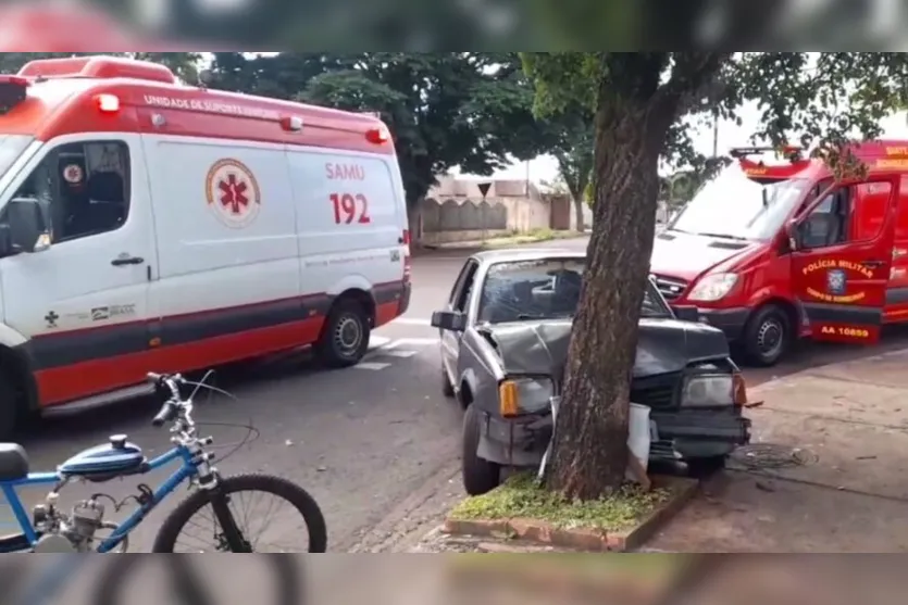Casal fica ferido após colisão contra árvore em Arapongas