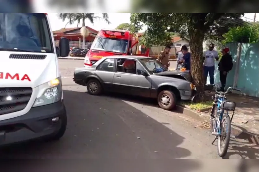 Casal fica ferido após colisão contra árvore em Arapongas