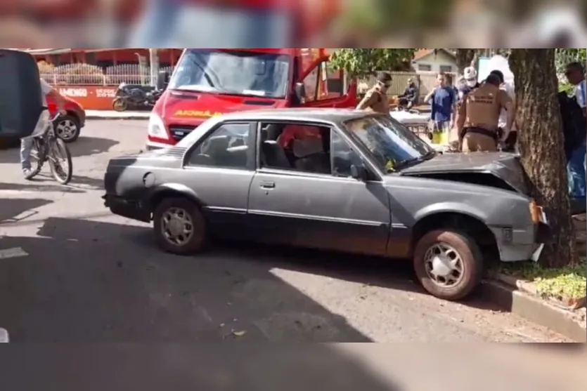 Casal fica ferido após colisão contra árvore em Arapongas