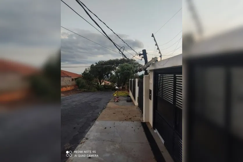 Chuva provoca destelhamentos e queda de árvores em Apucarana