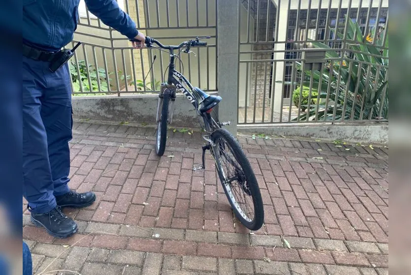 Dois são hospitalizados após colisão entre moto e bicicleta