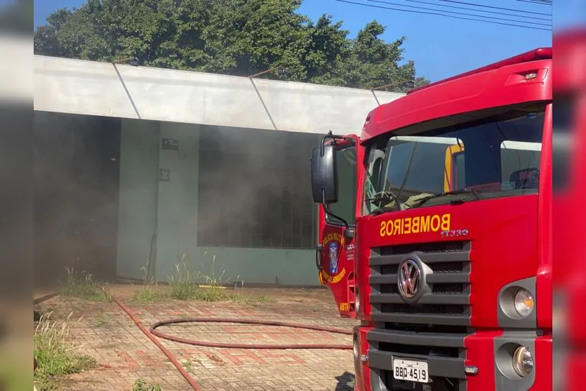 Fogo em comércio desativado mobiliza Bombeiros de Apucarana