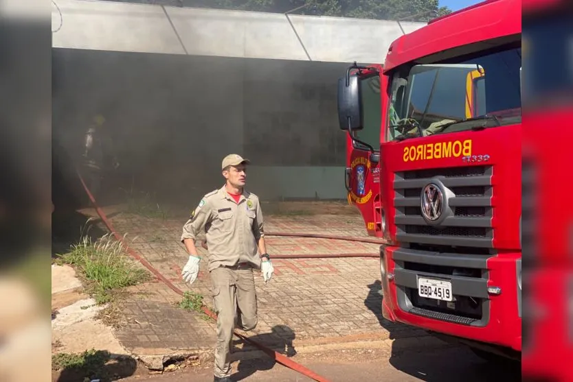 Fogo em comércio desativado mobiliza Bombeiros de Apucarana
