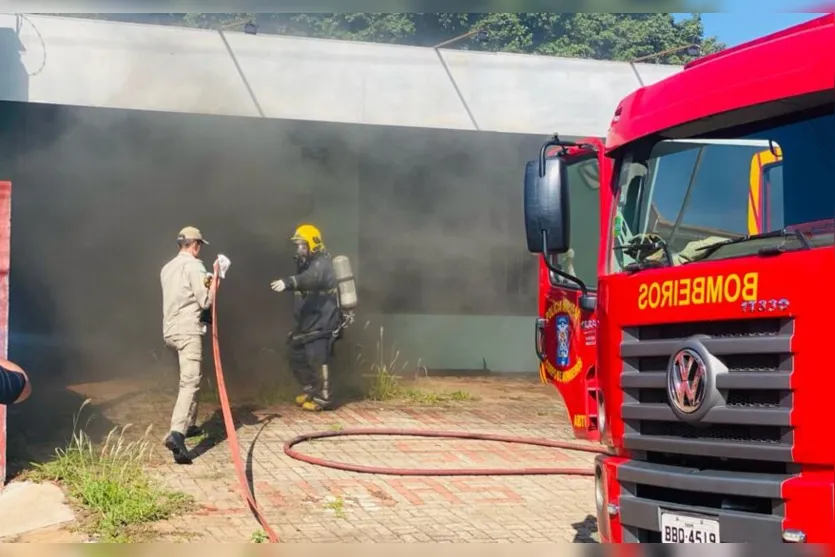 Fogo em comércio desativado mobiliza Bombeiros de Apucarana