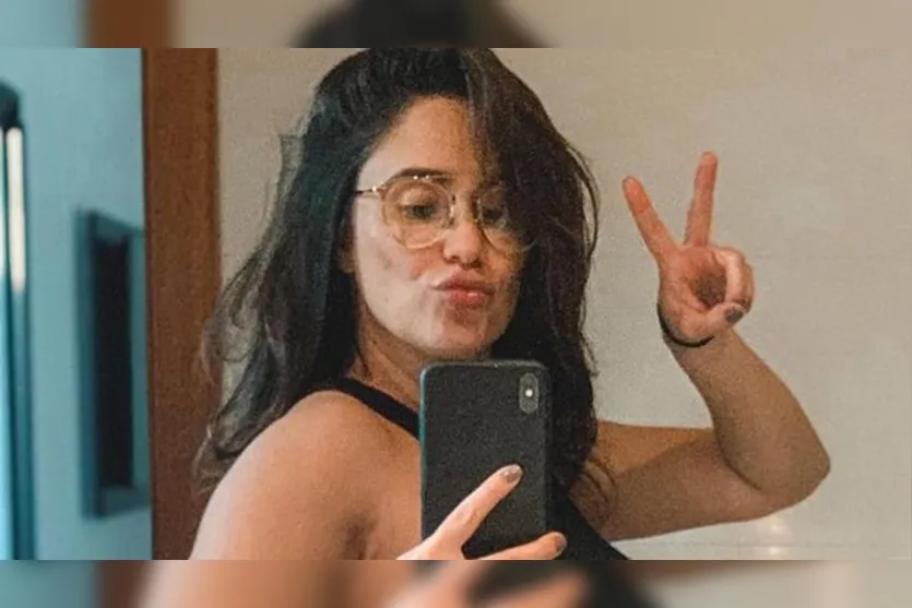 Grávida, Fernanda Vasconcellos exibe o barrigão