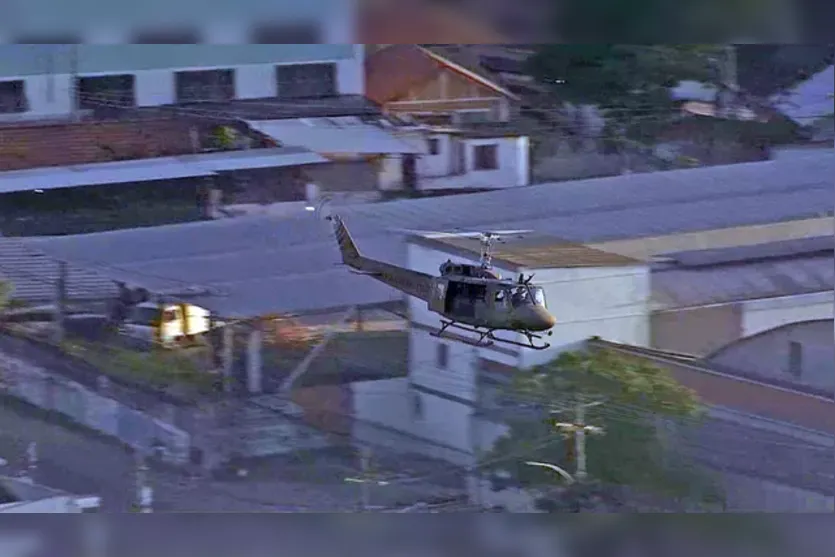  Helicóptero blindado da PM sobrevoa a Vila Cruzeiro 