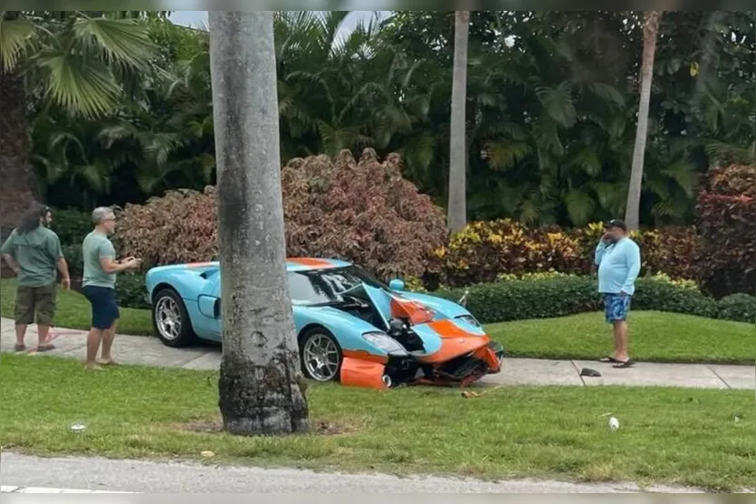 Homem bate carro de R$ 3,5 mi por não saber usar câmbio