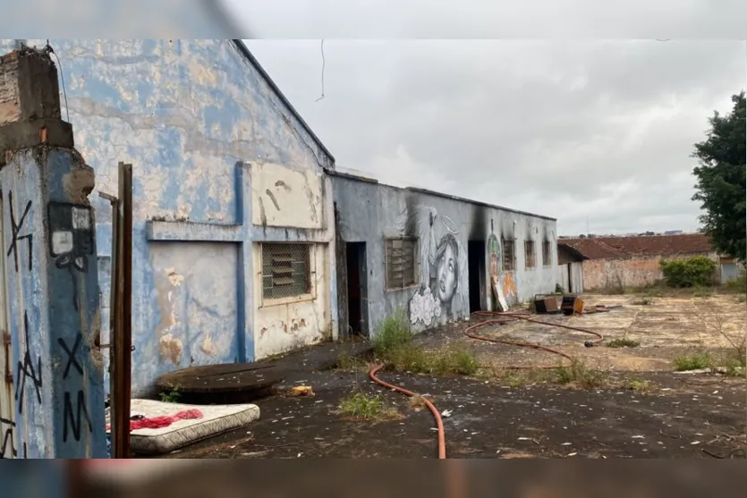 Incêndio é registrado em prédio antigo de Apucarana; veja