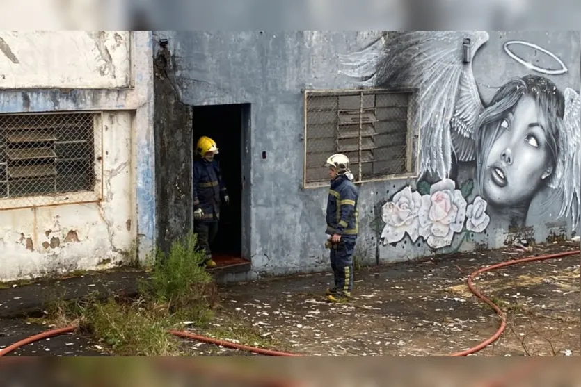 Incêndio é registrado em prédio antigo de Apucarana; veja