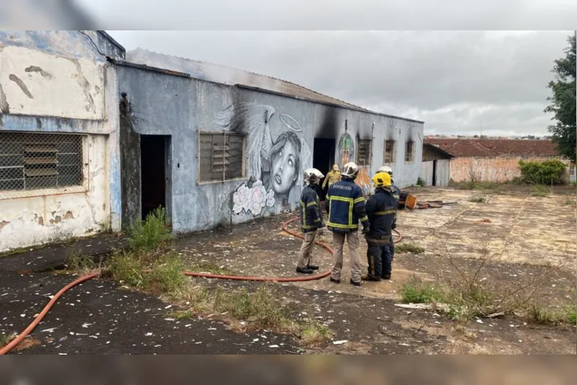 Incêndio é registrado em prédio antigo de Apucarana; veja