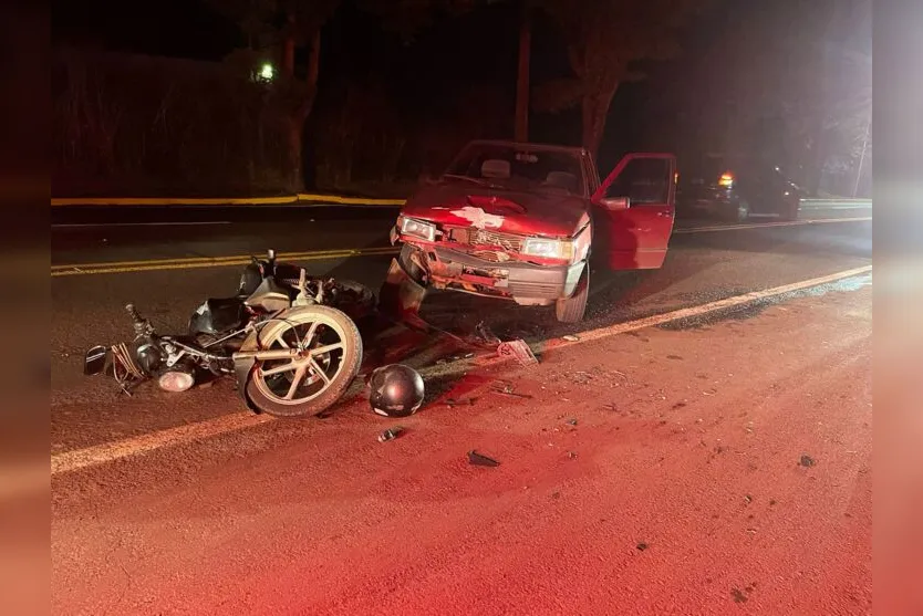 Motociclista morre ao bater em carro que invadiu contramão