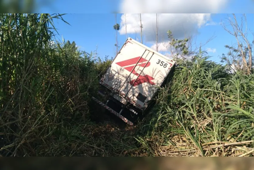Motorista perde o controle e vai parar em matagal na PR-444