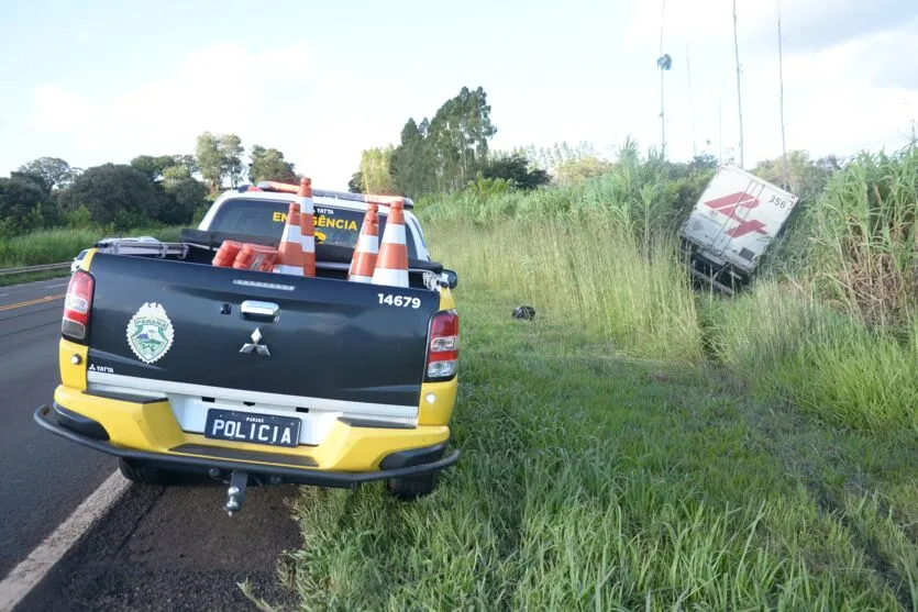 Motorista perde o controle e vai parar em matagal na PR-444