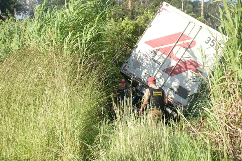 Motorista perde o controle e vai parar em matagal na PR-444