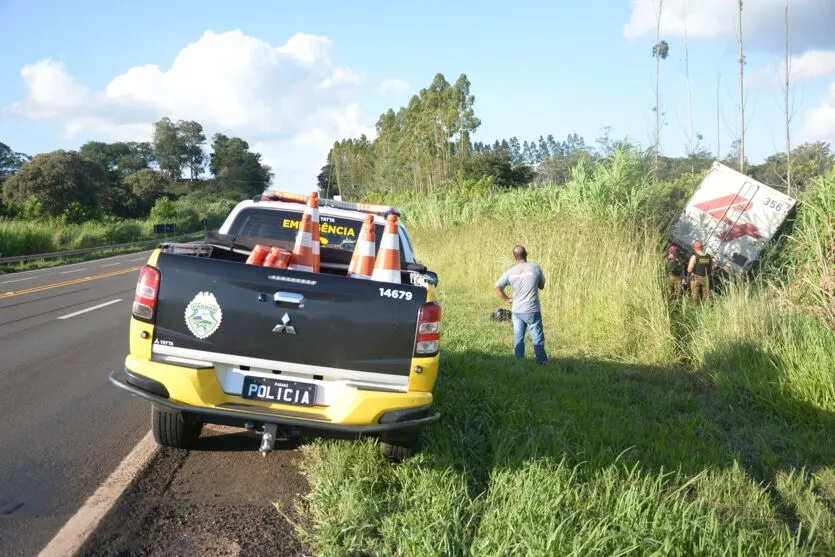 Motorista perde o controle e vai parar em matagal na PR-444