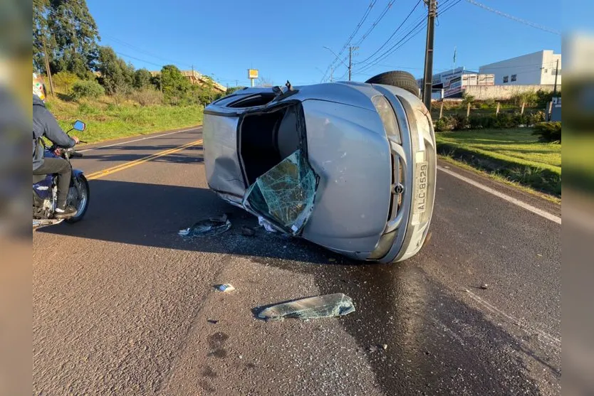 Mulher capota carro na BR-376 em Apucarana nesta manhã