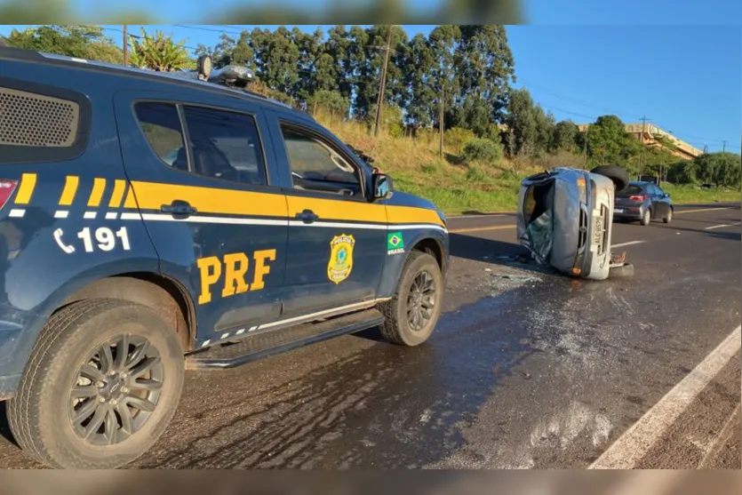 Mulher capota carro na BR-376 em Apucarana nesta manhã