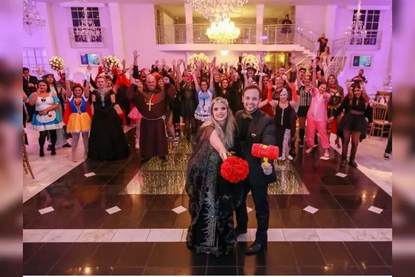 Mulher faz festa de “descasamento” vestida de rainha no PR