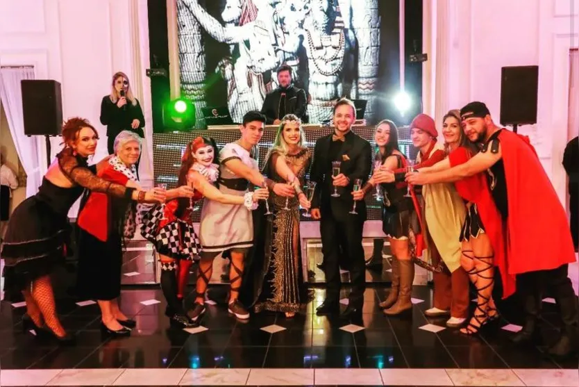 Mulher faz festa de “descasamento” vestida de rainha no PR