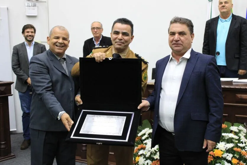 O vereador Toxinha Xavier, o homenageado, Humberto Cavalcante e o prefeito Sergio Onofre 