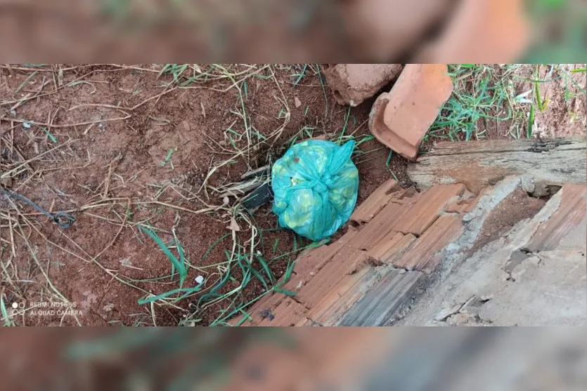  Os bombons estavam escondidos sob uma telha, no quintal da casa do rapaz 