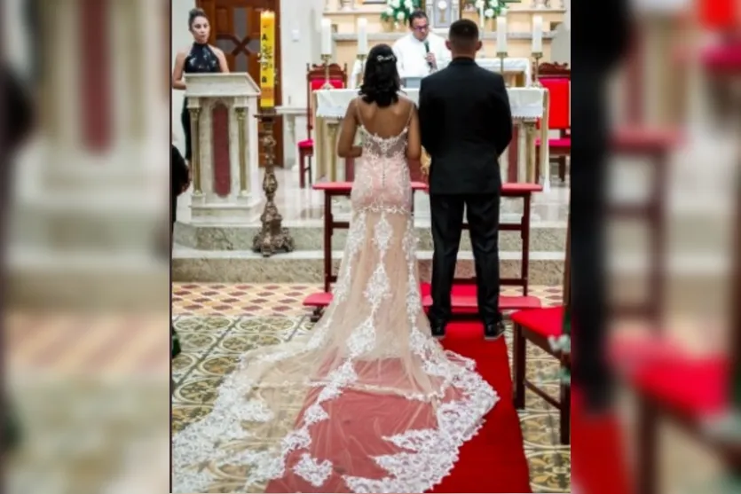 Padre encerra casamento após ver cães com alianças